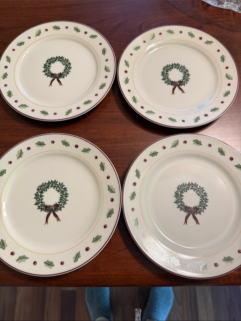 Holiday Wreath Dinner Plates - Cream and Green (Unbranded)